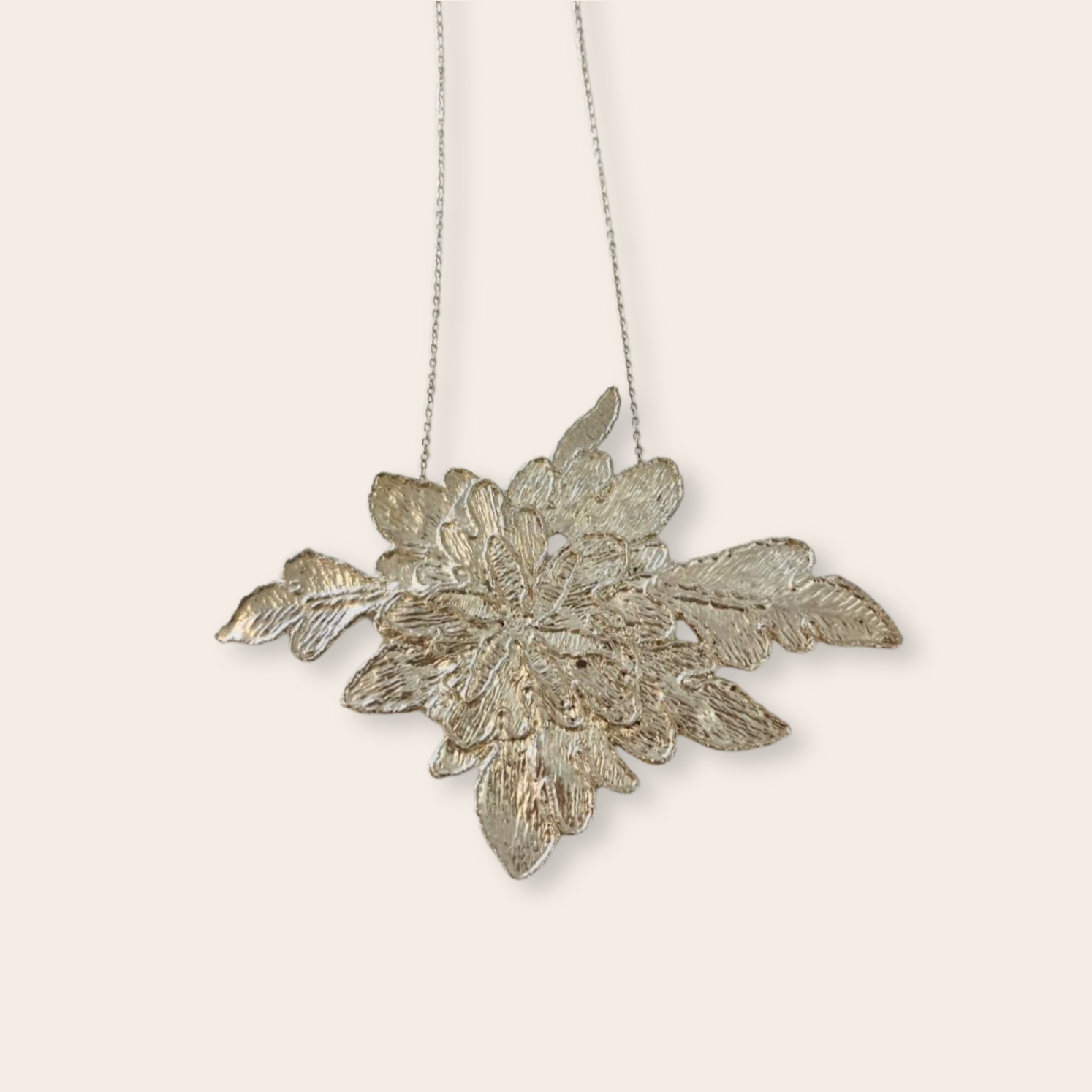 
SILVER AMARYLIS NECKLACE