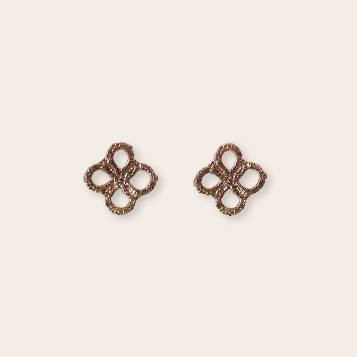 Bronze wide clover stud