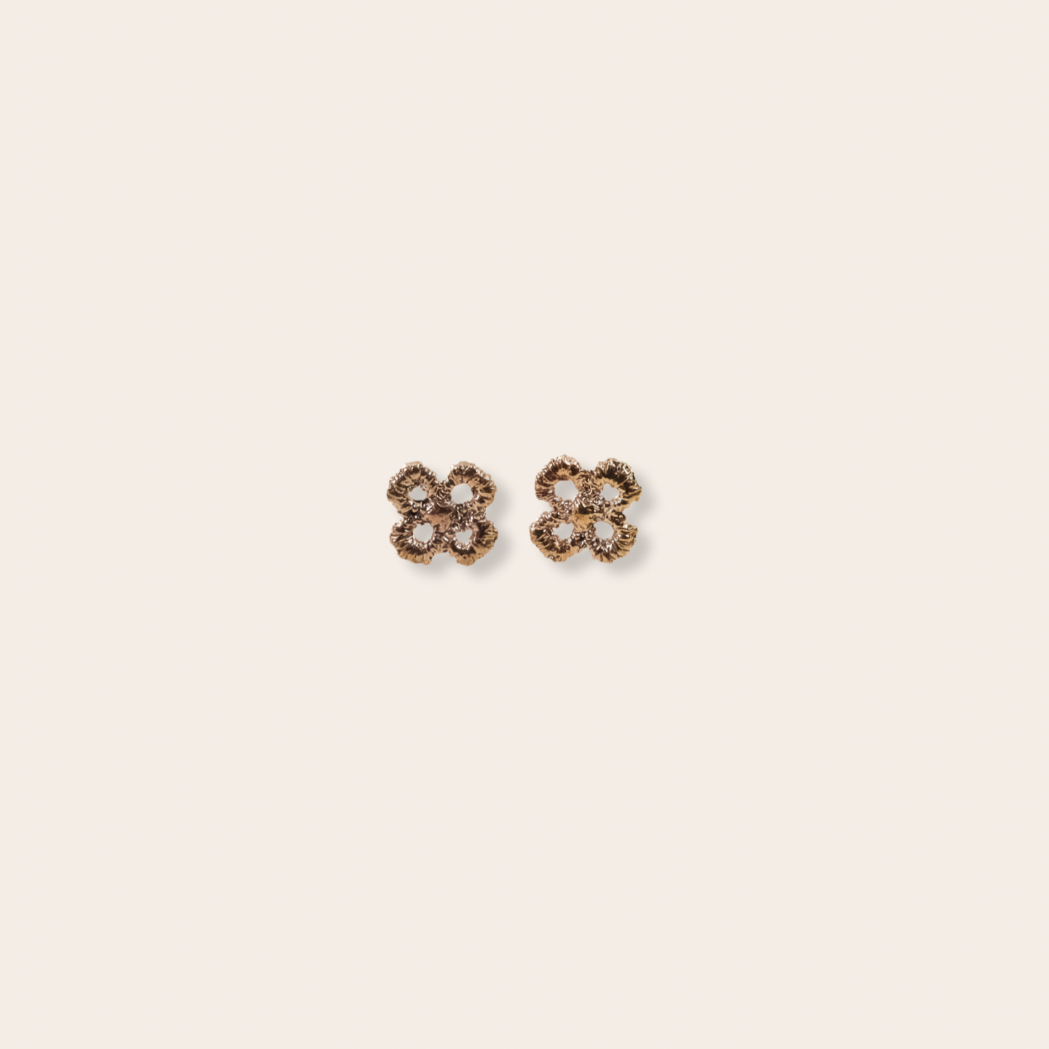 bronze clover stud