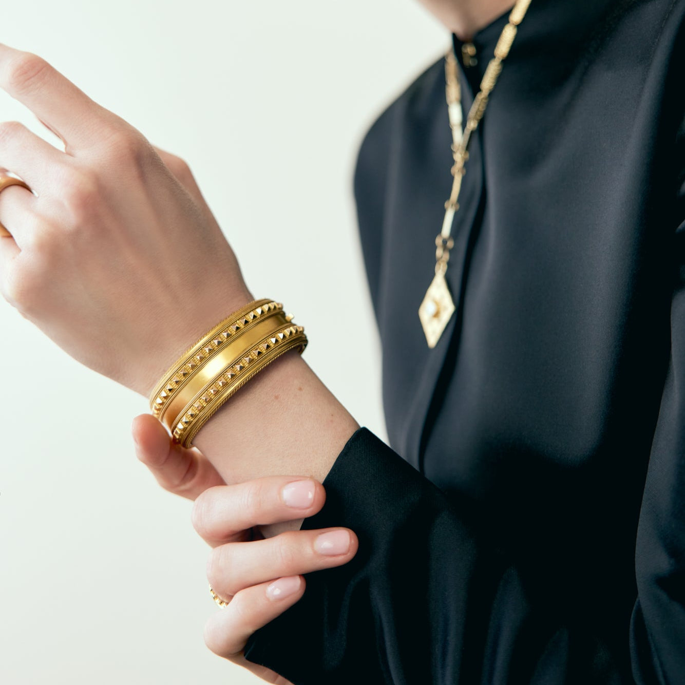 18k YK Victorian Bangle