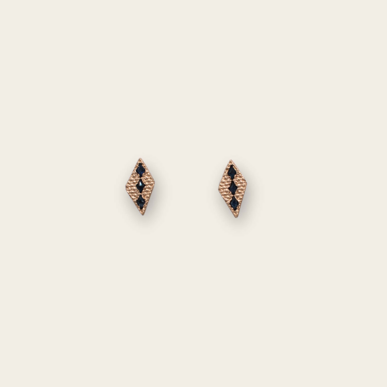 14k YG kit studs w sapphire